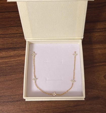 كيس KARTZ ورد صناعي يحتوي أكثر من نوع ورد لون أحمر مع عقد فضه عيار 925