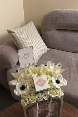 تنسيق KARTZ كيس ورد صناعي ألوان البيج مع خاتم فضه عيار 925