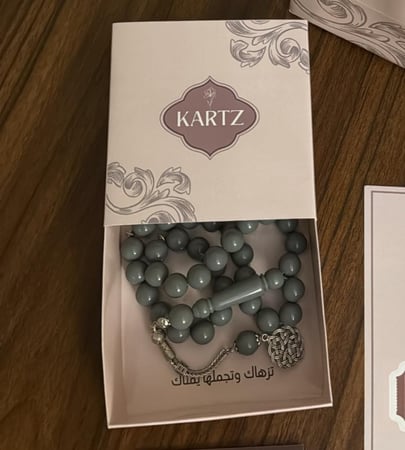 كيس KARTZ ورد صناعي أحمر مع مسبحه رجاليه
