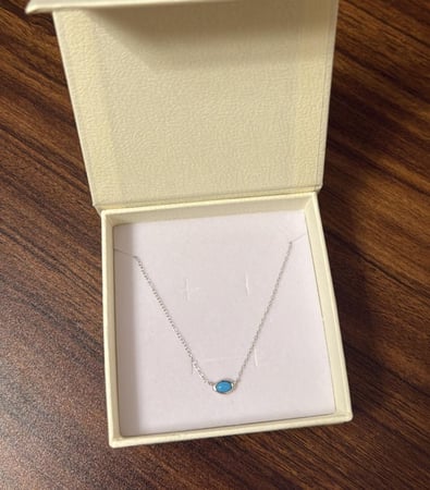 كيس KARTZ ورد صناعي يحتوي أكثر من نوع ورد لون أبيض مع عقد فضه عيار 925