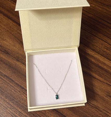 كيس KARTZ ورد صناعي يحتوي أكثر من نوع ورد لون أبيض مع عقد فضه عيار 925