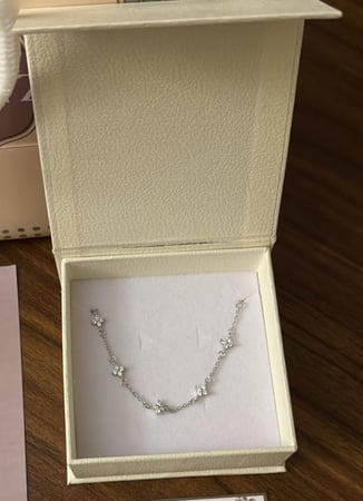 بوكس KARTZ ورد صناعي بنش جوري مع أسوارة فضه عيار 925