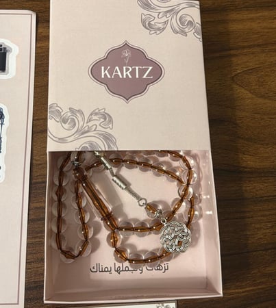 بوكس KARTZ ورد صناعي  أبيض مع مسبحه