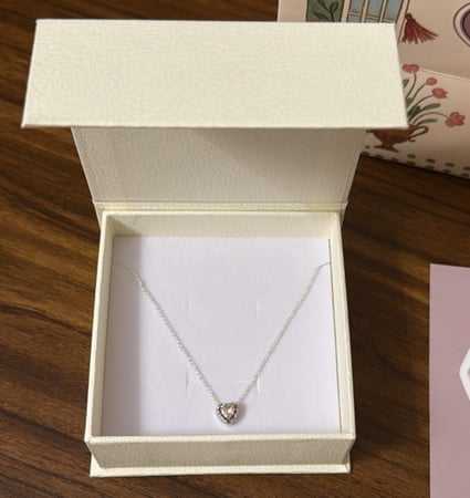 تنسيق KARTZ كيس ورد صناعي لون أصفر مع عقد فضه عيار 925