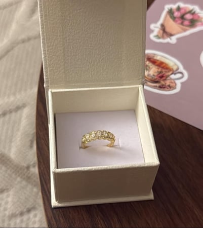 كيس KARTZ ورد صناعي اكثر من نوع لون سكري مع خاتم فضه عيار 925