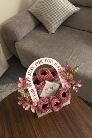 تنسيق KARTZ كيس ورد صناعي لون زهري مع عقد فضه عيار 925