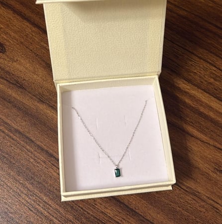 بوكس KARTZ ورد صناعي مع عقد فضه عيار 925