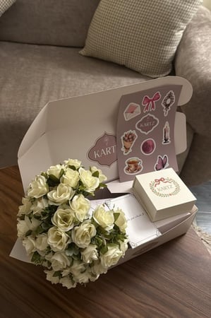 بوكس KARTZ ورد صناعي مع عقد فضه عيار 925