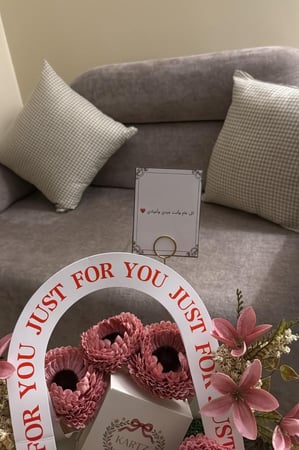 تنسيق KARTZ كيس ورد صناعي لون زهري مع عقد فضه عيار 925