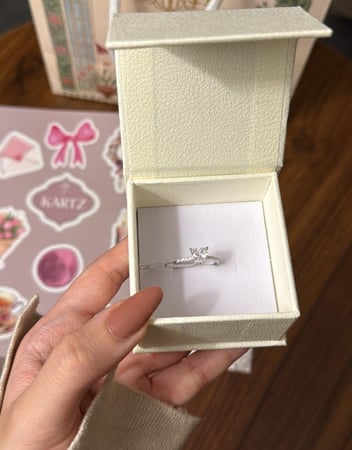 تنسيق KARTZ كيس ورد صناعي جوري أحمر مع خاتم فضه عيار 925