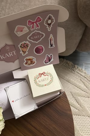 بوكس KARTZ ورد صناعي مع عقد فضه عيار 925