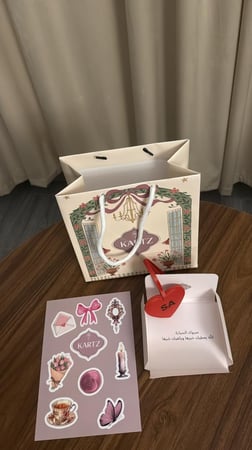 نحت على ميدالية مع كيس نسائي وستيكرات وعباره اهداء