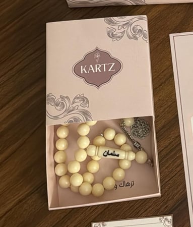 بوكس KARTZ ورد صناعي  أحمر مع مسبحه