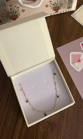 تنسيق KARTZ كيس ورد صناعي لون بنك وأحمر مع عقد فضه عيار 925