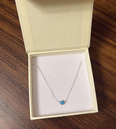 تنسيق KARTZ كيس ورد صناعي لون زهري مع عقد فضه عيار 925