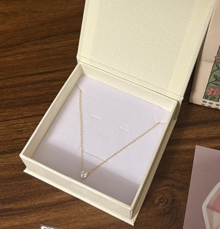 كيس KARTZ ورد صناعي يحتوي أكثر من نوع ورد لون سكري مع عقد فضه عيار 925