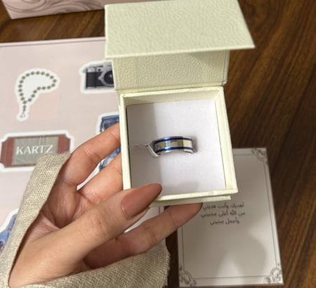 بوكس KARAZ ورد صناعي أحمر مع خاتم رجالي