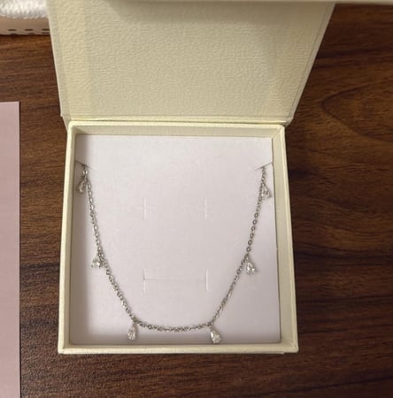 كيس KARTZ ورد صناعي يحتوي أكثر من نوع ورد لون أحمر مع عقد فضه عيار 925