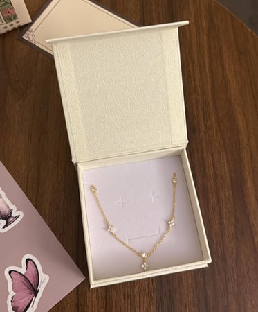 بوكس KARTZ ورد صناعي مع عقد فضه عيار 925