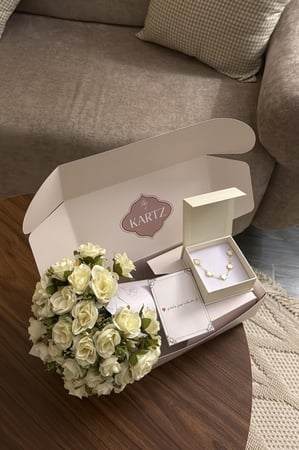 بوكس KARTZ ورد صناعي بنش جوري مع أسوارة فضه عيار 925