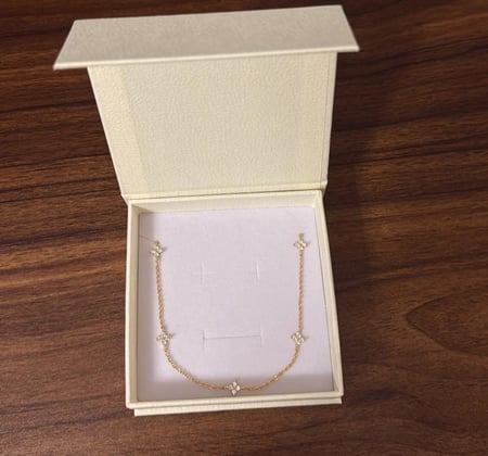 كيس KARTZ ورد صناعي يحتوي أكثر من نوع ورد لون سكري مع عقد فضه عيار 925