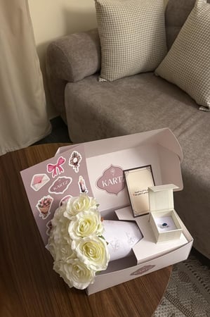 بوكس KARTZ ورد صناعي جوري أبيض مع خاتم نسائي فضه عيار 925