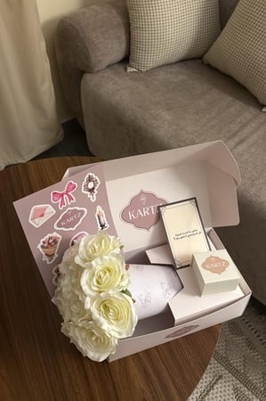 بوكس KARTZ ورد صناعي جوري أبيض مع خاتم نسائي فضه عيار 925