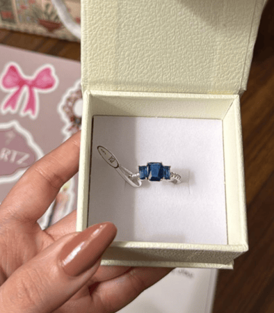 تنسيق KARTZ كيس ورد صناعي جوري أحمر مع خاتم فضه عيار 925