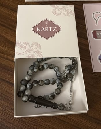كيس KARTZ ورد صناعي أبيض مع مسبحه رجاليه