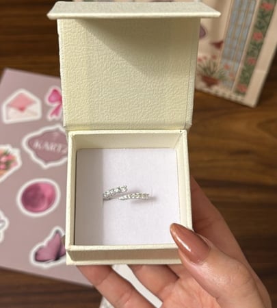 بوكس KARTZ ورد صناعي جوري أبيض مع خاتم نسائي فضه عيار 925