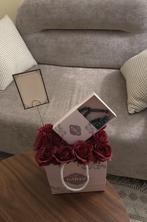 كيس KARTZ ورد صناعي أحمر مع مسبحه رجاليه