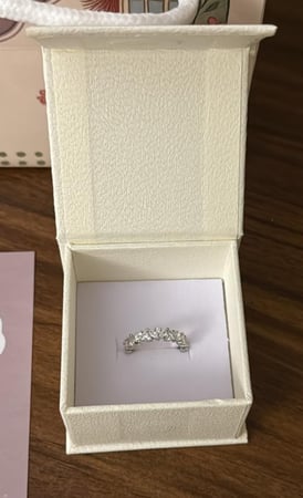 تنسيق KARTZ كيس ورد صناعي لون احمر توليب وشقائق النعمان مع خاتم فضه عيار 925