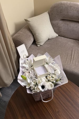 كيس KARTZ ورد صناعي يحتوي أكثر من نوع ورد لون أبيض مع عقد فضه عيار 925