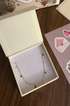 بوكس KARTZ ورد صناعي جوري أبيض مع عقد فضه عيار 925