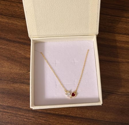 بوكس KARTZ ورد صناعي مع عقد فضه عيار 925