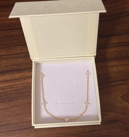 كيس KARTZ ورد صناعي هيدرنجا لون أزرق مع عقد فضه عيار 925