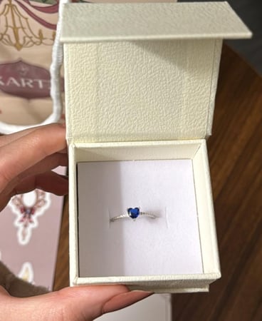 بوكس KARTZ ورد صناعي جوري أبيض مع خاتم نسائي فضه عيار 925