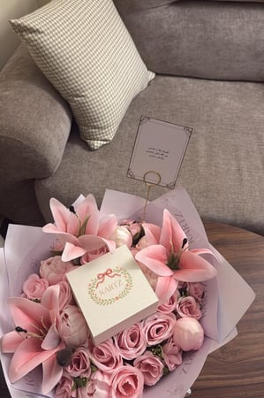 كيس KARTZ ورد صناعي يحتوي أكثر من نوع ورد لون بنك مع عقد فضه عيار 925