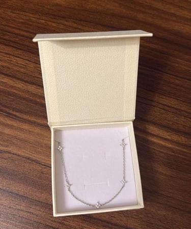 بوكس KARTZ ورد صناعي مع عقد فضه عيار 925