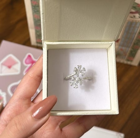 تنسيق KARTZ كيس ورد صناعي ألوان البيج مع خاتم فضه عيار 925