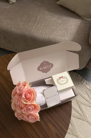 بوكس KARTZ ورد صناعي بنك مع عقد فضه عيار 925