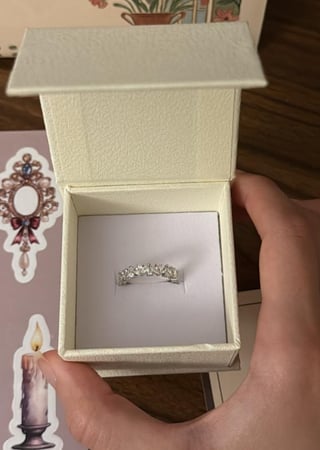 كيس KARTZ ورد صناعي يحتوي أكثر من نوع ورد لون بنك مع خاتم فضه عيار 925