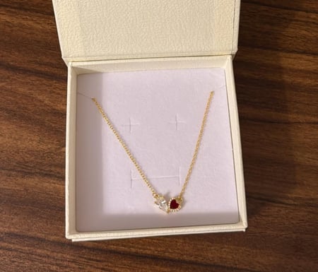 تنسيق KARTZ كيس ورد صناعي لون زهري مع عقد فضه عيار 925