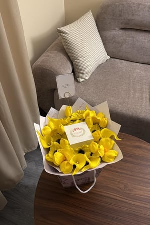 كيس KARTZ ورد صناعي يحتوي أكثر من نوع ورد لون أصفر مع عقد فضه عيار 925