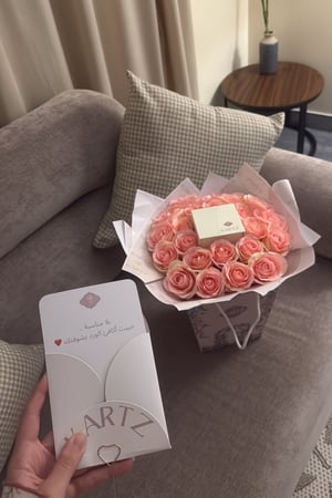 كيس KARTZ ورد صناعي لون بنك مع أسوارة فضه عيار 925 مطلي روديوم