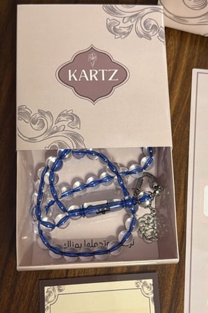بوكس KARTZ ورد صناعي  أبيض مع مسبحه