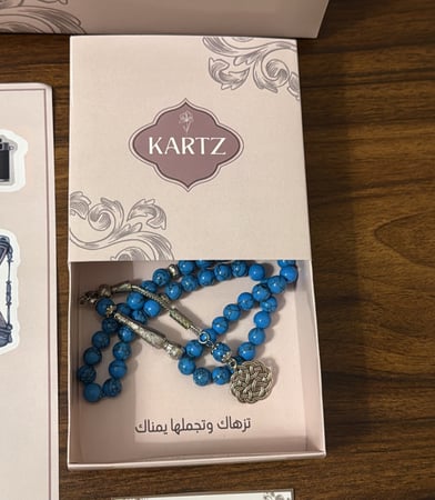 بوكس KARTZ ورد صناعي  أبيض مع مسبحه