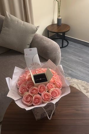 كيس KARTZ ورد صناعي لون بنك مع أسوارة فضه عيار 925 مطلي روديوم