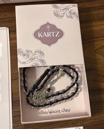 كيس KARTZ ورد صناعي أبيض مع مسبحه رجاليه
