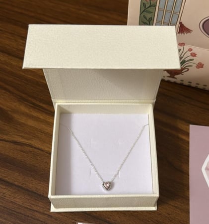 بوكس KARTZ ورد صناعي مع عقد فضه عيار 925